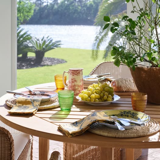 ESSEX ROUND DINING TABLE